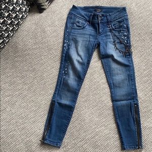 Bebe Jeans - distress with chain